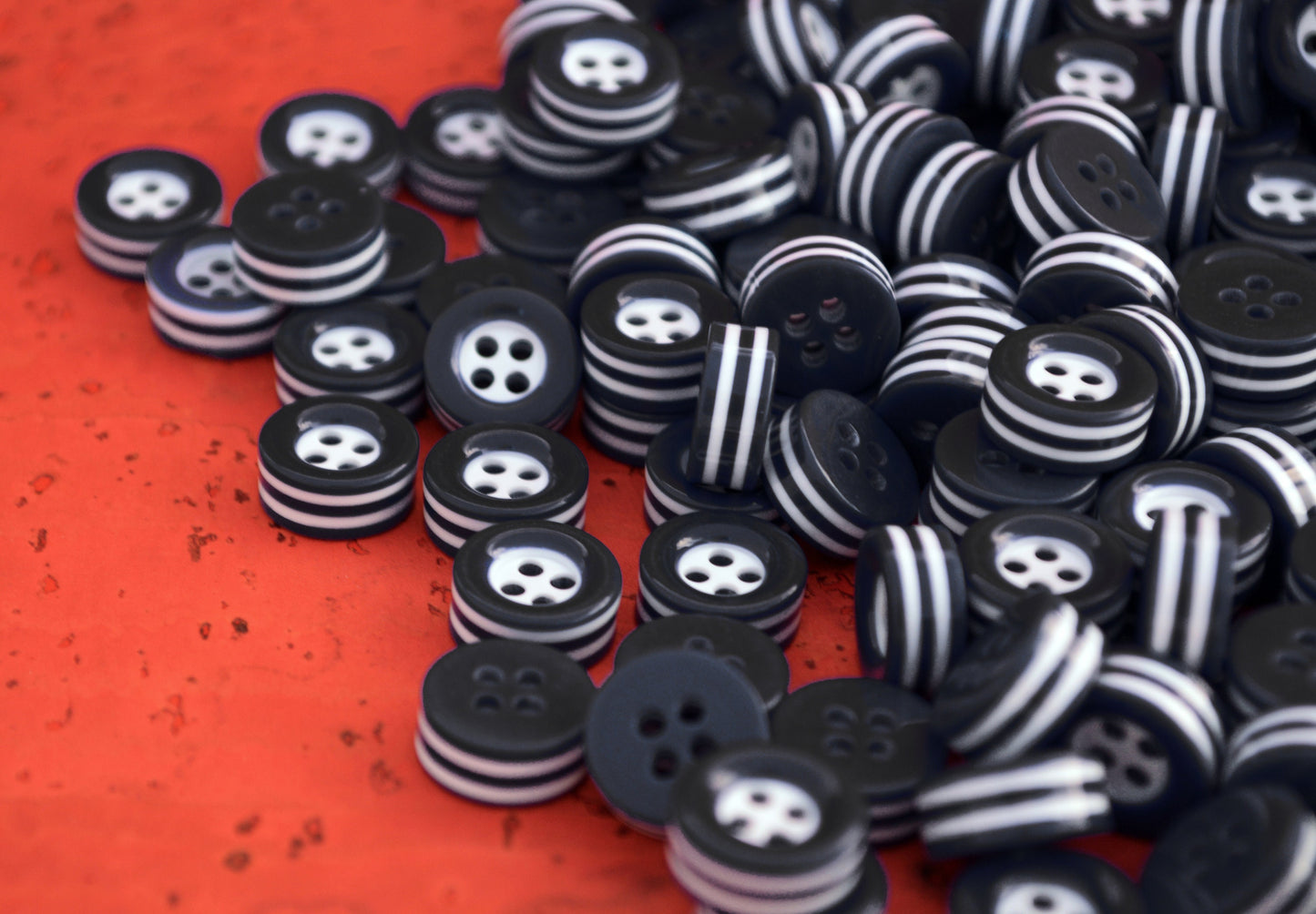 100 white and black STRIPED BUTTONS - 5mm thick! - choose from sizes 18L 16L 14L- great quality - Made in ITALY
