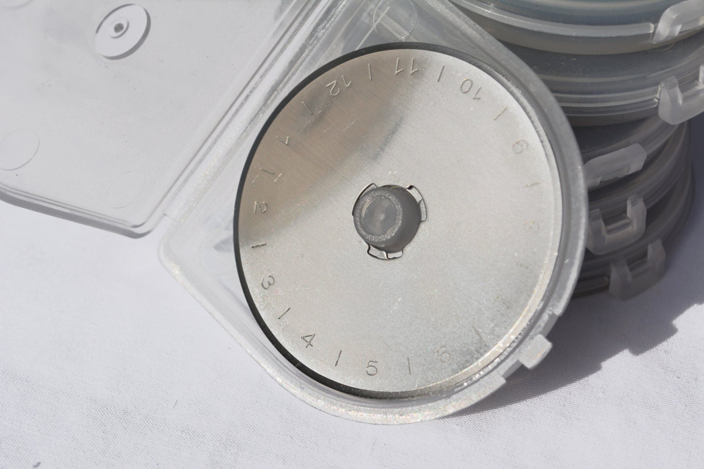 10 pack 45mm Rotary Blades for OLFA / Fiskars / TRUE CUT brand cutters - excellent quality, with plastic storage container
