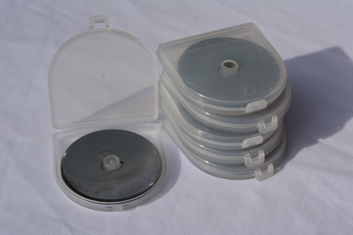 10 pack 45mm Rotary Blades for OLFA / Fiskars / TRUE CUT brand cutters - excellent quality, with plastic storage container